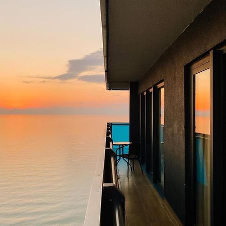 Black Sea Apartment In Orbi City Batumi Bagian luar foto