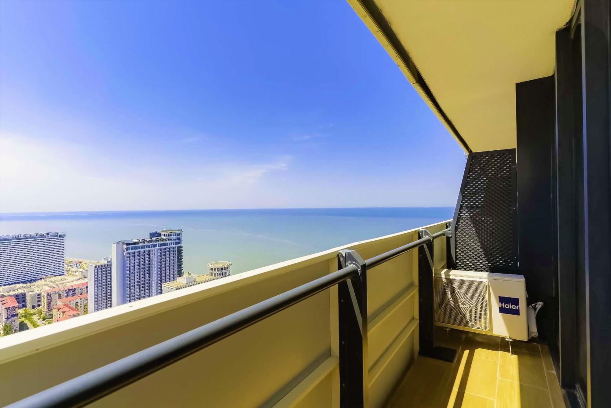 Black Sea Apartment In Orbi City Batumi Bagian luar foto