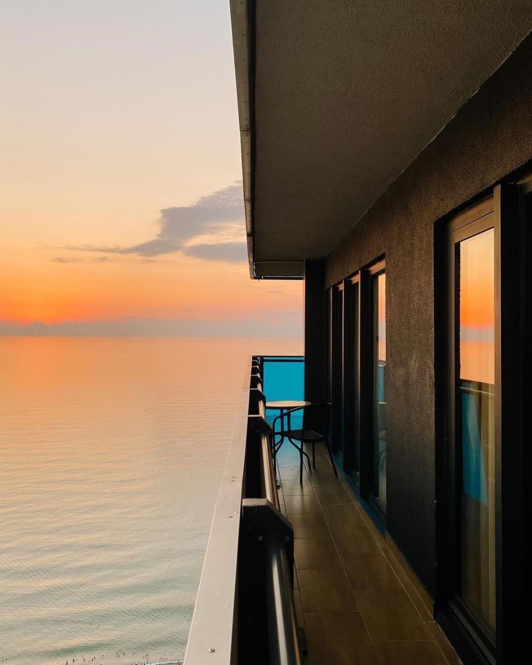 Black Sea Apartment In Orbi City Batumi Bagian luar foto